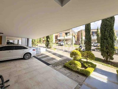 Casa de 4 alcobas en venta en San Lucas, Medellín, 220 m² · foto 2 de 20