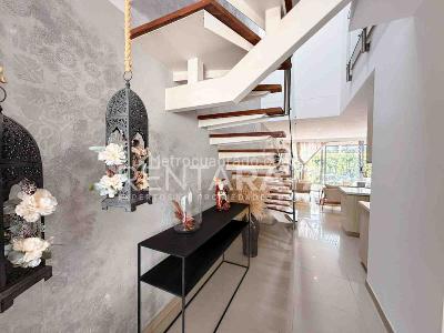Casa de 3 alcobas en venta en San Lucas, Medellín, 220 m² · foto 2 de 20