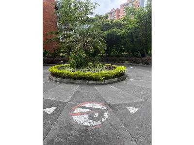 Apartamento de 2 alcobas en venta en Loma De Los Bernal, Medellín, 66 m² · foto 10 de 13