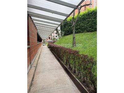 Apartamento de 2 alcobas en venta en Loma De Los Bernal, Medellín, 66 m² · foto 11 de 13