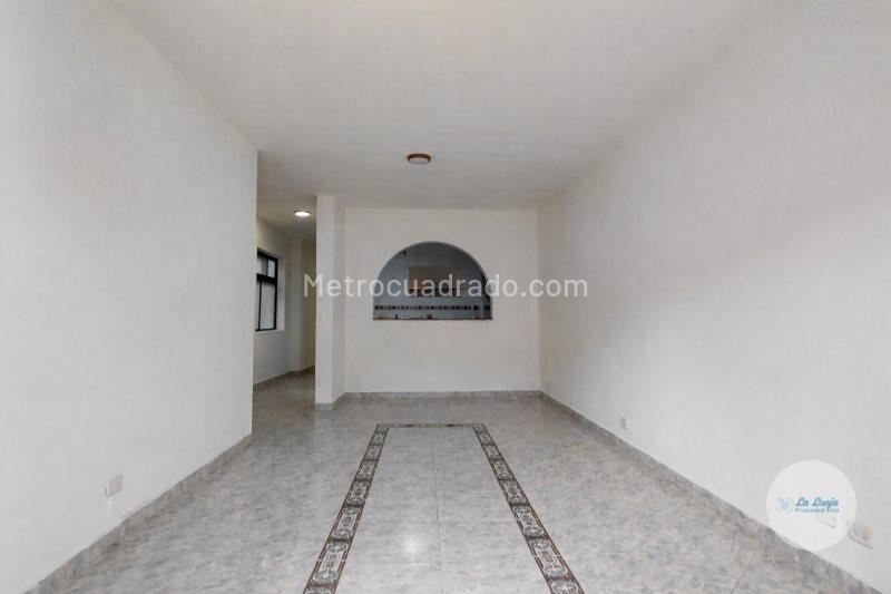4BR Apartment on 2nd Floor in El Carmelo (No Garage) - 5
