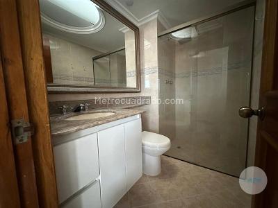 Apartamento de 4 alcobas en arriendo en Laureles, Medellín, 107 m² · foto 2 de 3