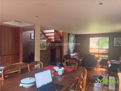 Casa de 4 alcobas en venta en Loma De Las Brujas, Envigado, 200 m² · foto 2 de 12