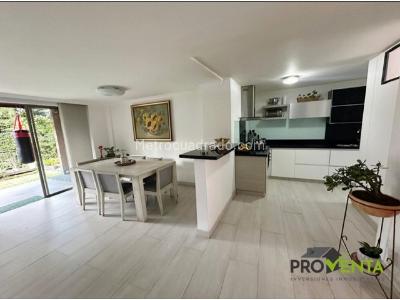 Casa de 3 alcobas en venta en Loma La Sebastiana, Envigado, 260 m² · foto 2 de 9