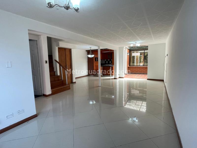 Charming 3BR House in Belen La Mota - 6