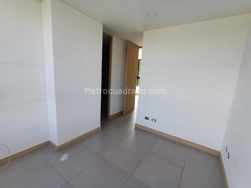 Apartamento Elegante de 3 Alcobas con Balcón en La Calera - 8