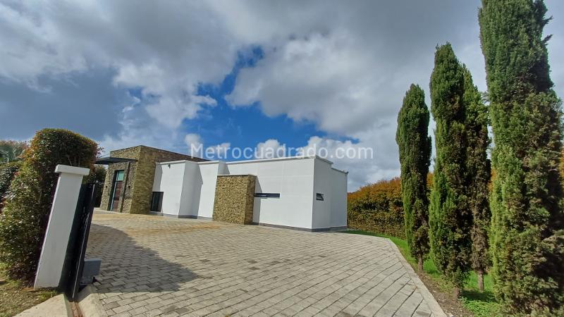 Country House with 5BR, 5BA & Terrace in Alto Palmas