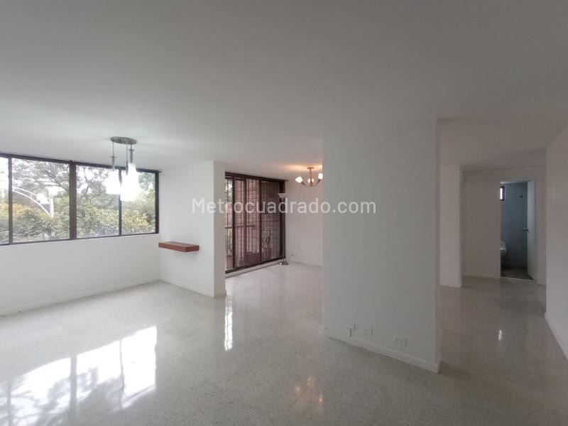 Apartamento Elegante de 4 Alcobas en Carlos E Restrepo