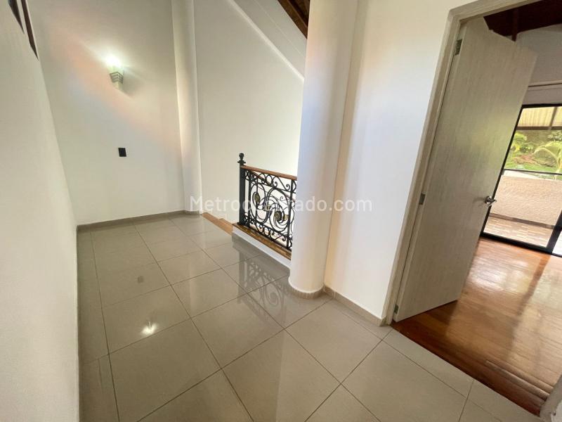 Casa de 4 Alcobas con Jacuzzi, Terraza y Seguridad 24/7 en El Tesoro - 3