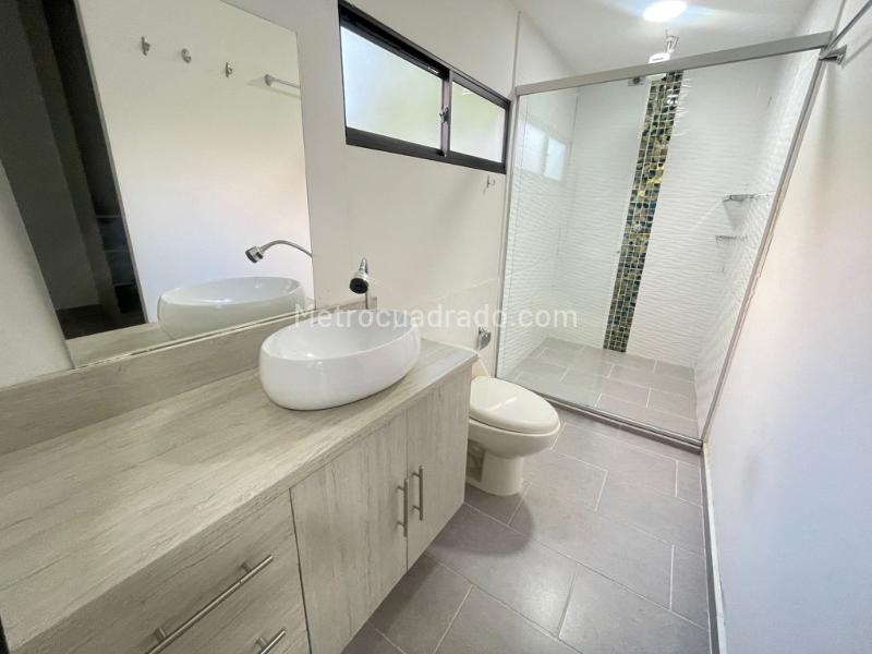 Casa de 4 Alcobas con Jacuzzi, Terraza y Seguridad 24/7 en El Tesoro - 7