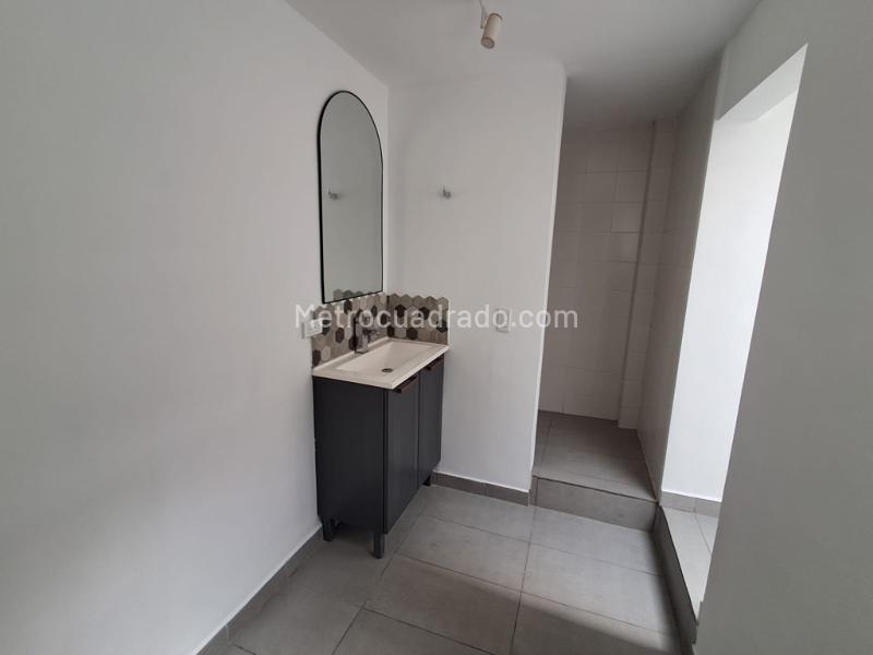 Bright 4BR House with Terrace in Manila - 8