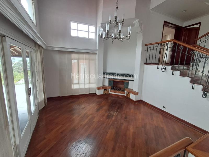 Elegant 4BR House with Balcony, Fireplace & Pool in Altos del Poblado - 2