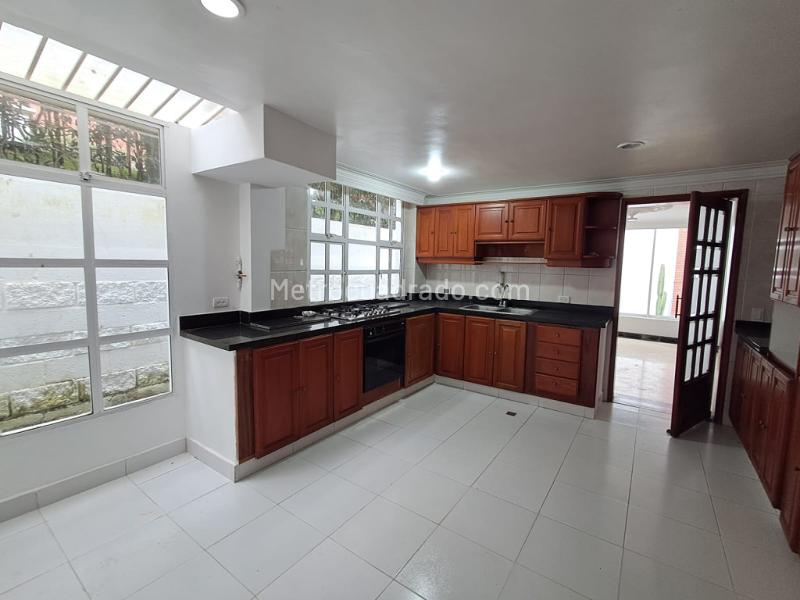 Elegant 4BR House with Balcony, Fireplace & Pool in Altos del Poblado - 3