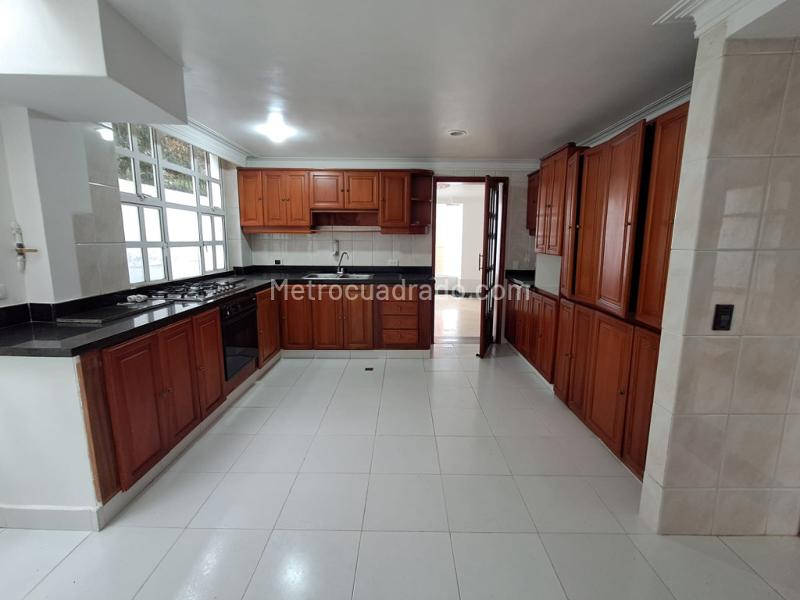 Elegant 4BR House with Balcony, Fireplace & Pool in Altos del Poblado - 4