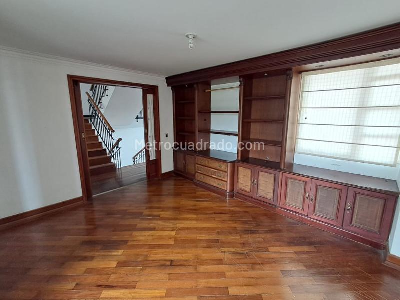 Elegant 4BR House with Balcony, Fireplace & Pool in Altos del Poblado - 5