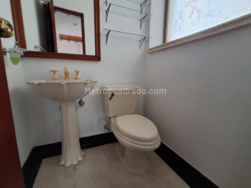 Elegant 4BR House with Balcony, Fireplace & Pool in Altos del Poblado - 6