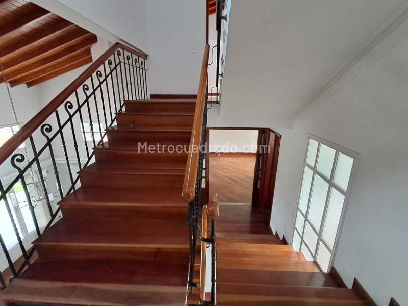 Elegant 4BR House with Balcony, Fireplace & Pool in Altos del Poblado - 7