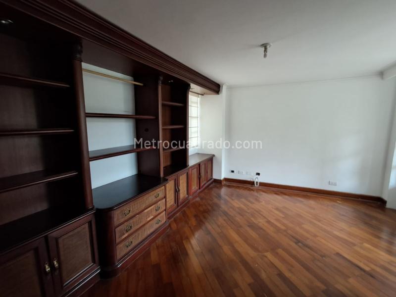 Elegant 4BR House with Balcony, Fireplace & Pool in Altos del Poblado - 8