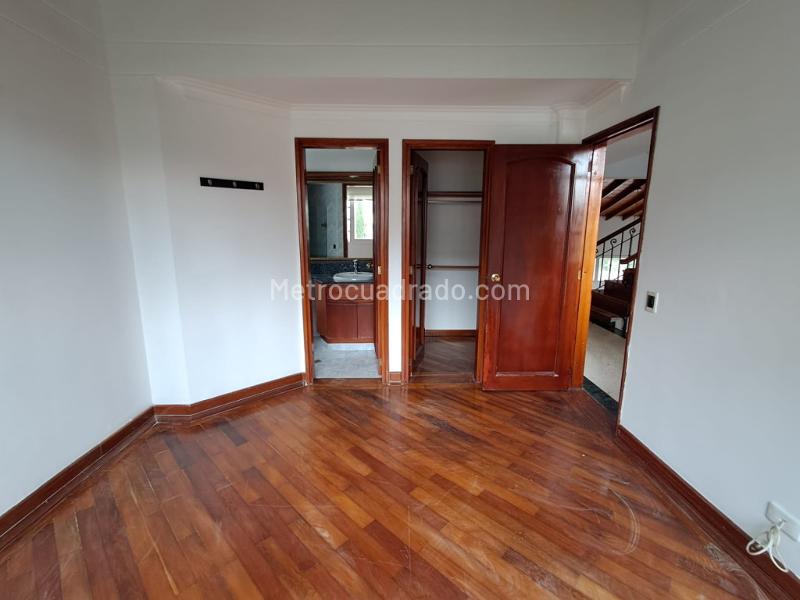 Elegant 4BR House with Balcony, Fireplace & Pool in Altos del Poblado - 9