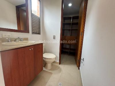 Apartamento de 3 alcobas en arriendo en Loma De Los Parra, Medellín, 140 m² · foto 16 de 20