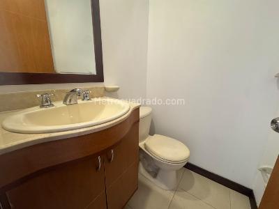 Apartamento de 3 alcobas en arriendo en Loma De Los Parra, Medellín, 138 m² · foto 13 de 20