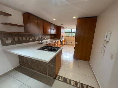 Apartamento de 3 alcobas en arriendo en Loma De Los Parra, Medellín, 200 m² · foto 3 de 19