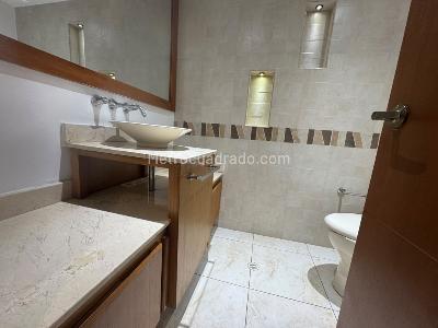 Apartamento de 3 alcobas en arriendo en Loma De Los Parra, Medellín, 200 m² · foto 14 de 19