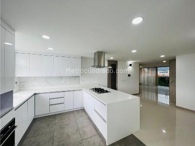Apartamento de 4 alcobas en venta en Belen, Medellín, 311 m² · foto 3 de 20
