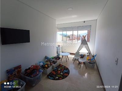 Apartamento de 3 alcobas en venta en Laureles, Medellín, 152 m² · foto 5 de 17