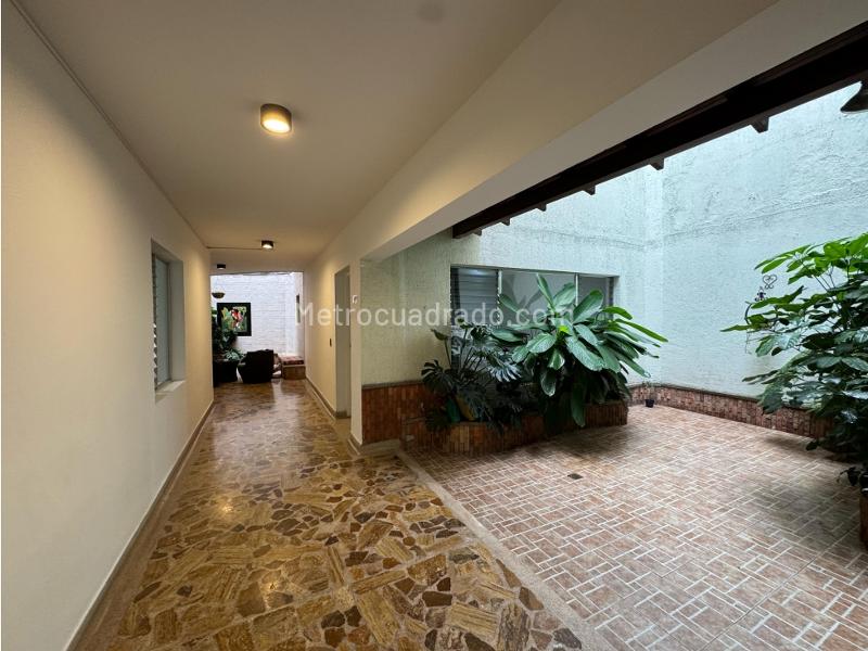 Casa Comercial de 4 Alcobas en Alquiler en Laureles