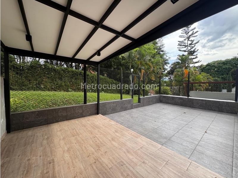 Casa Moderna de 4 Alcobas en Poblado San Lucas - 2