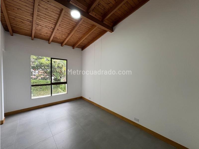 Casa Moderna de 4 Alcobas en Poblado San Lucas - 9