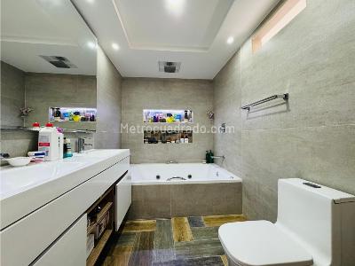 Apartamento de 2 alcobas en venta en La Castellana, Medellín, 200 m² · foto 2 de 20
