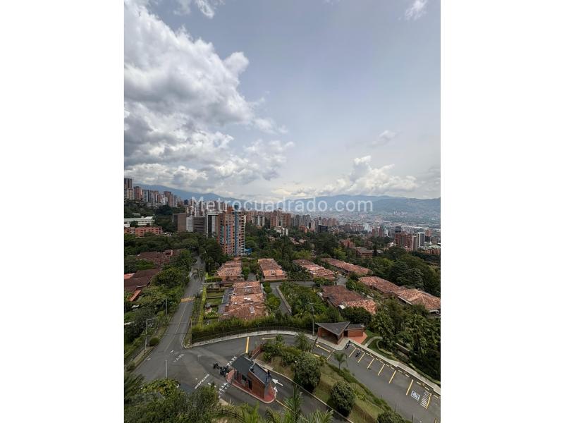 4BR Apartment with 5 Baths in Poblado La Calera