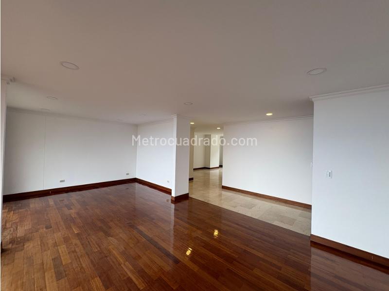 4BR Apartment with 5 Baths in Poblado La Calera - 2