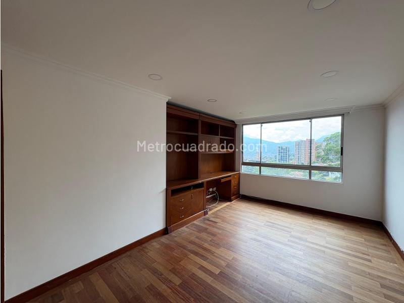 4BR Apartment with 5 Baths in Poblado La Calera - 3