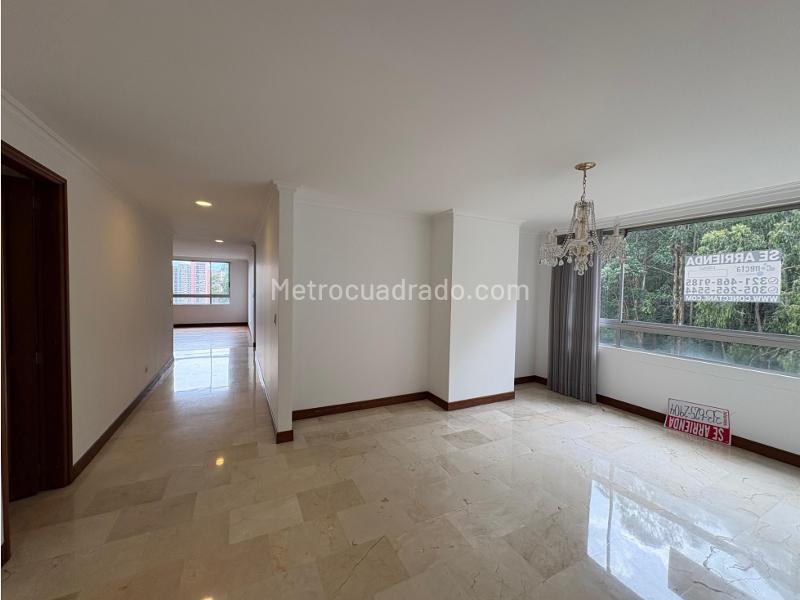 4BR Apartment with 5 Baths in Poblado La Calera - 4