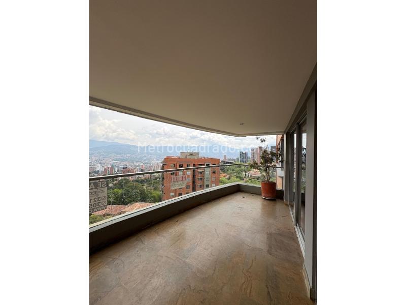 4BR Apartment with 5 Baths in Poblado La Calera - 9