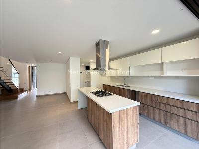 Casa de 3 alcobas en arriendo en Intermedia, Envigado, 240 m² · foto 4 de 20