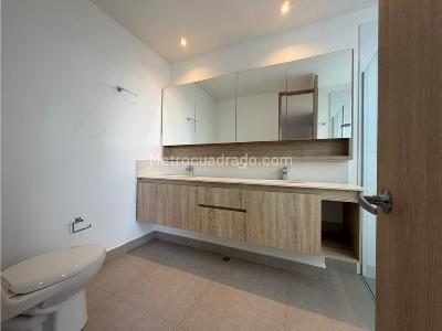 Casa de 3 alcobas en arriendo en Intermedia, Envigado, 240 m² · foto 17 de 20