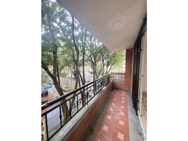 Amplio Apartamento de 3 Alcobas en Castellana - 2