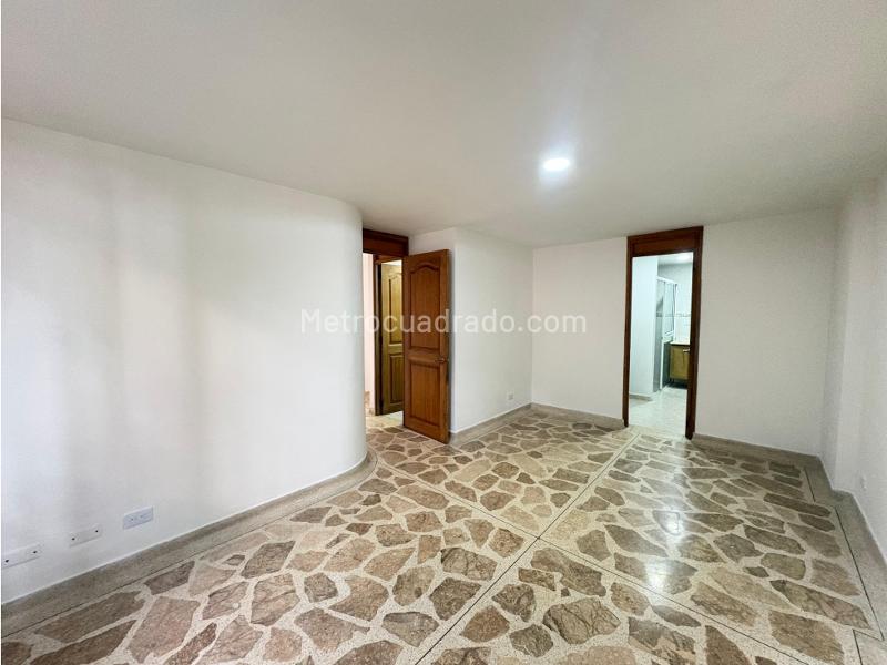 Amplio Apartamento de 3 Alcobas en Castellana - 9