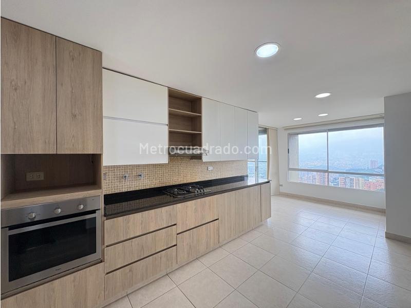 4BR Apartment for Rent in Poblado La Calera with Balcony & 3 Parking - 4