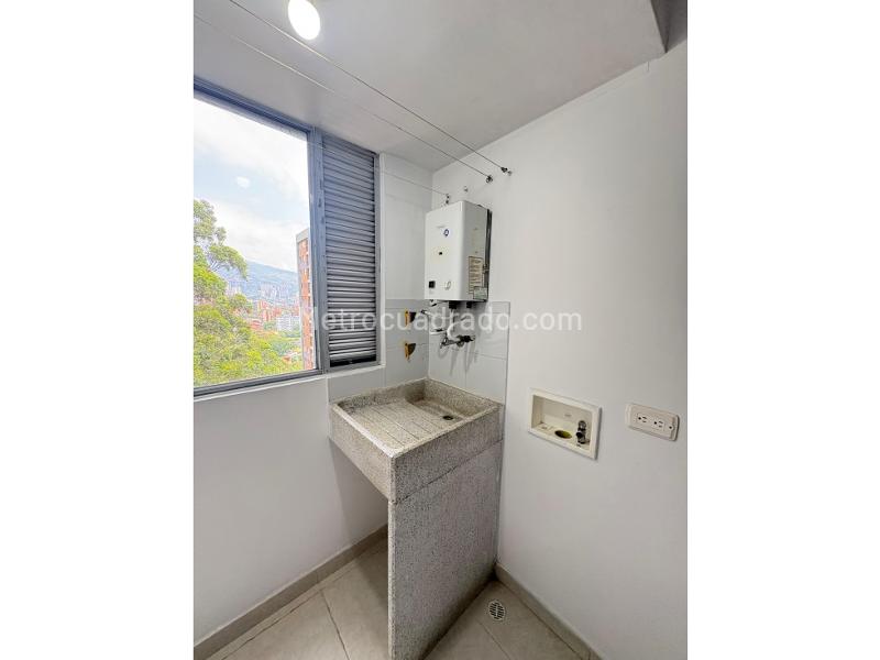 Spacious 3BR Apartment in Castellana - 3