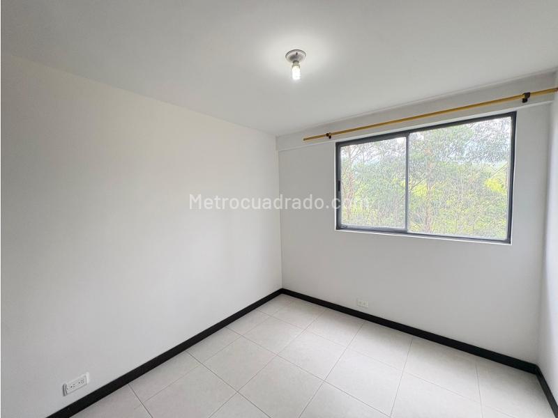Spacious 3BR Apartment in Castellana - 9