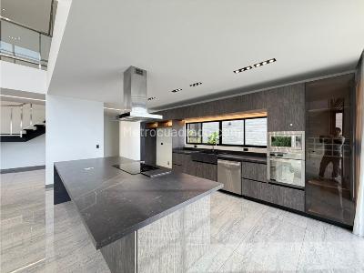 Casa de 5 alcobas en venta en El Poblado, Medellín, 775 m² · foto 2 de 20