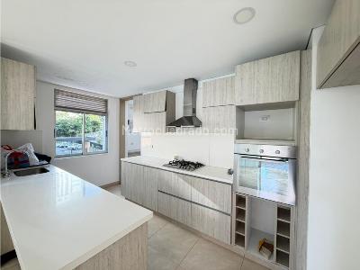 Apartamento de 4 alcobas en arriendo en El Poblado Castropol, Medellín, 152 m² · foto 3 de 20