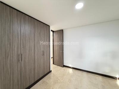 Apartamento de 4 alcobas en arriendo en El Poblado Castropol, Medellín, 152 m² · foto 4 de 20