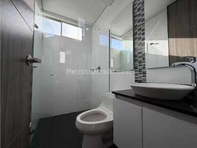Apartamento de 4 alcobas en arriendo en El Poblado Castropol, Medellín, 152 m² · foto 6 de 20