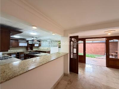 Casa de 5 alcobas en venta en Poblado Loma Los Balsos, Medellín, 280 m² · foto 2 de 20